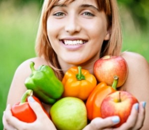 Mujer con frutas y verduras
