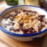 Desayuno saludable porridge de avena chocolateado